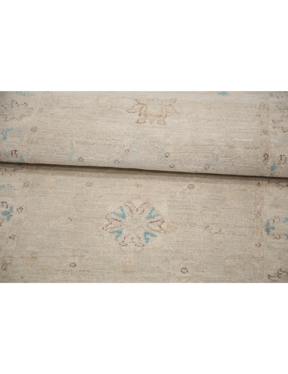 Serenity 2' 6" X 8' 5" Hand-Knotted Wool Rug 2' 6" X 8' 5" (76 X 257) / Ivory / Green