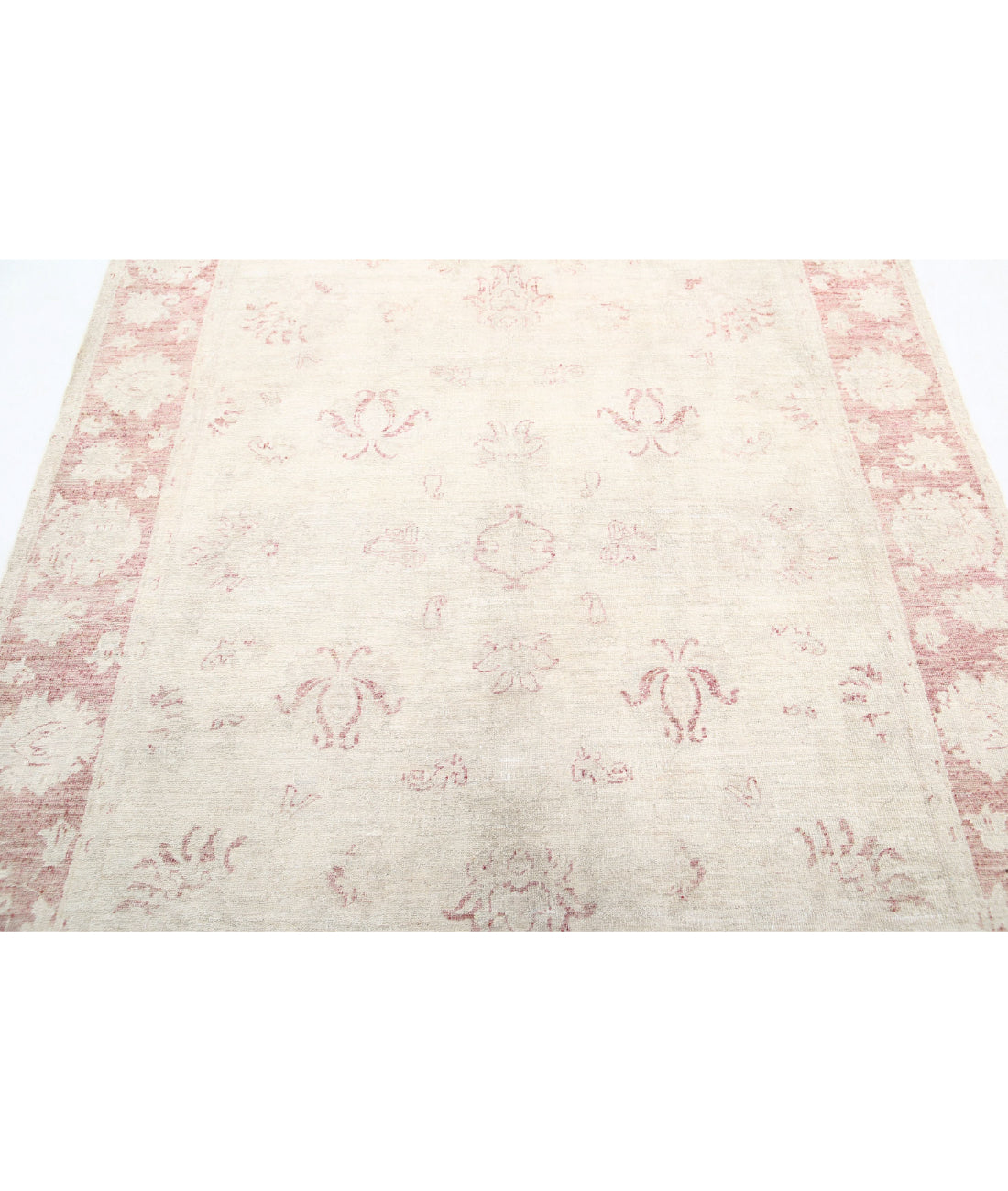 Serenity 5'3'' X 7'3'' Hand-Knotted Wool Rug 5'3'' x 7'3'' (158 X 218) / Ivory / Pink