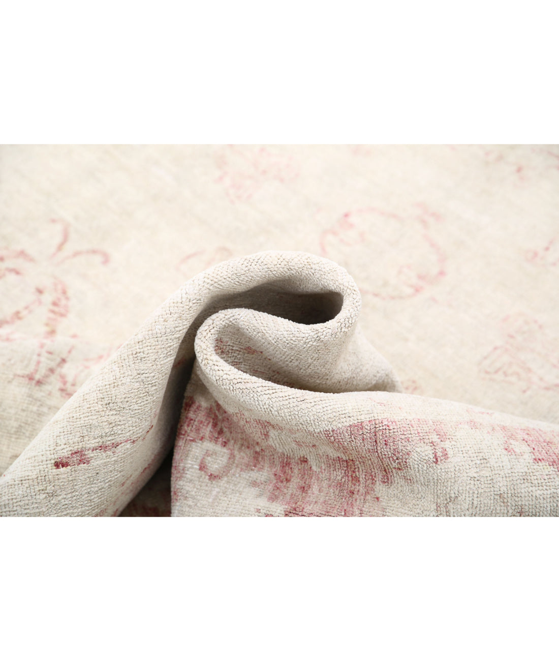 Serenity 5'3'' X 7'3'' Hand-Knotted Wool Rug 5'3'' x 7'3'' (158 X 218) / Ivory / Pink