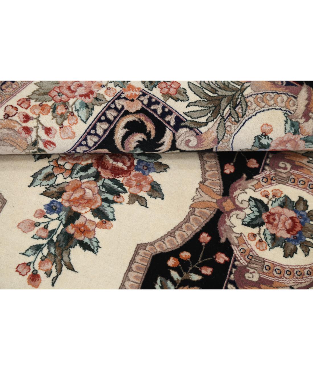 Heritage 3' 10" X 5' 10" Hand-Knotted Wool Rug 3' 10" X 5' 10" (117 X 178) / Ivory / Black