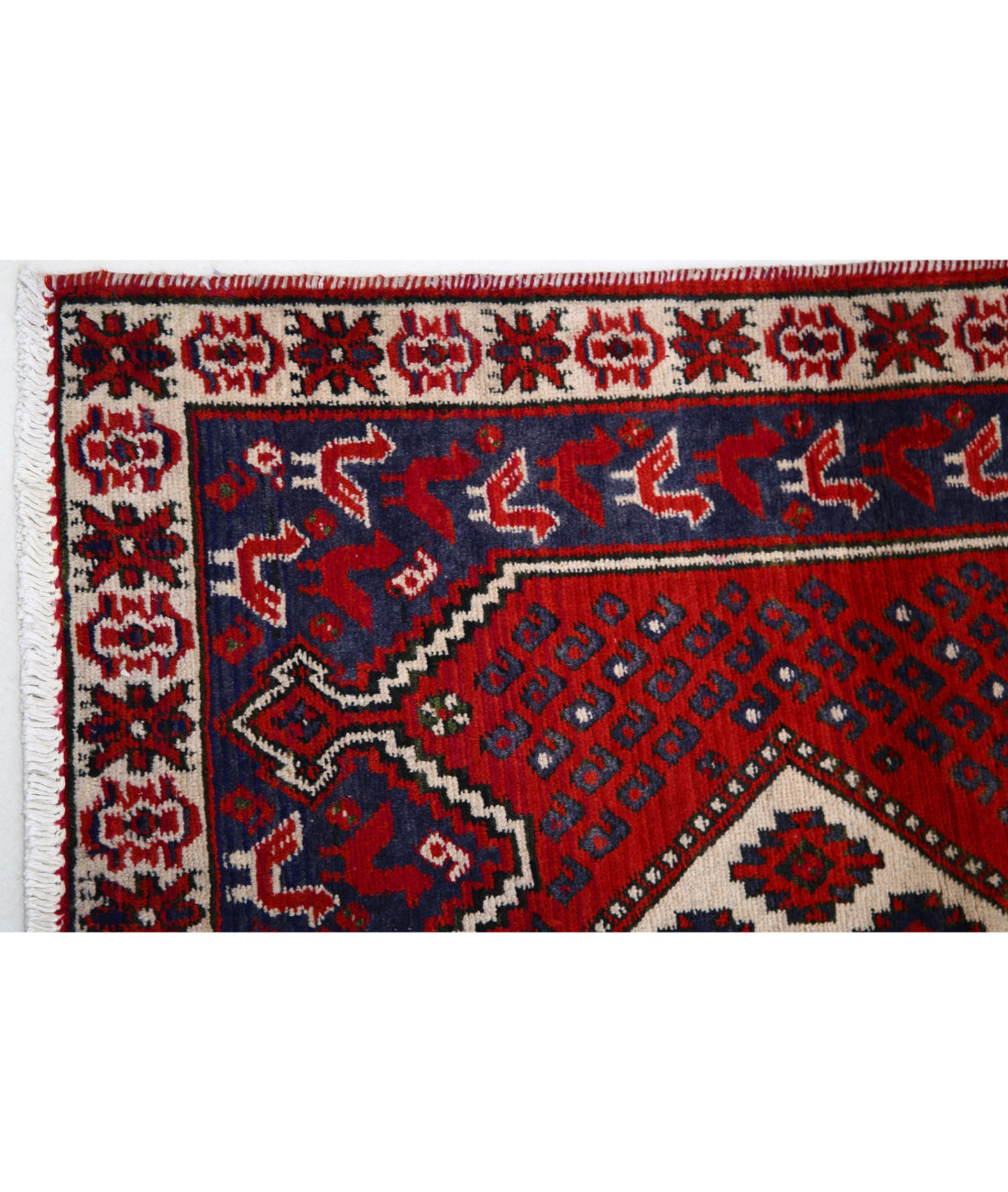 Shiraz 2'9'' X 3'9'' Hand-Knotted Wool Rug 2'9'' x 3'9'' (83 X 113) / Red / Ivory