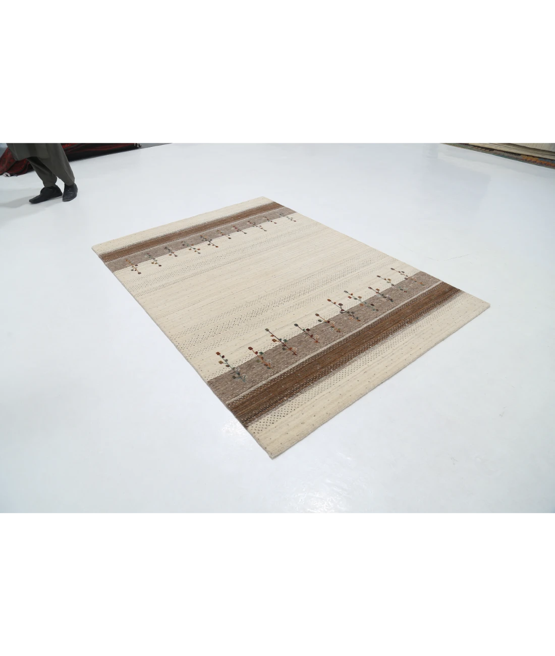 Hand Made Lori Wool Rug 5' 3" X 7' 4" 5' 3" X 7' 4" (160 X 223) / Ivory / Ivory
